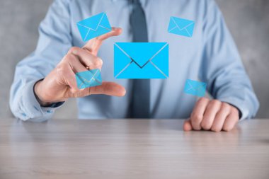 İş adamı elinde e-posta simgesi ile bizimle iletişim kurar ve kişisel bilgilerinizi spam postalarından korur. Müşteri hizmetleri çağrı merkezi bizimle iletişim kurar.