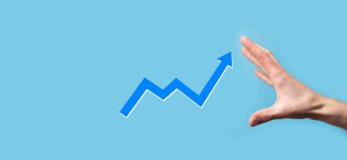 Büyüyen ekran grafiğinde el ele tutuşması, pozitif büyüme simgesi. Yaratıcı iş grafiğine yükselen oklarla işaret ediyor. Finansal, ticari büyüme kavramı