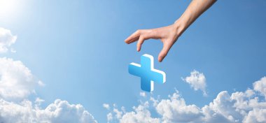 İş adamı elinde 3D artı simge tutuyor, elinde tuttuğu adam kar, fayda, gelişme, artı işareti ile temsil edilen CSR gibi olumlu şeyler öneriyor..