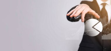 İş geliştirme, finansal plan ve strateji. Maliye grafiği ve piyasa çizelgesi yatırımlarının analizi. Dijital ekonomi değişimi. Geliştirme ve büyüyen büyüme planı. Piyasa yatırımları. Bankacılık