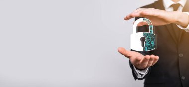 Siber güvenlik ağı. Asma kilit simgesi ve internet teknolojisi ağı. Kişisel bilgileri ve sanal arayüzü koruyan bir iş adamı. Veri koruma gizlilik kavramı. GDPR. AB. Dijital suç.
