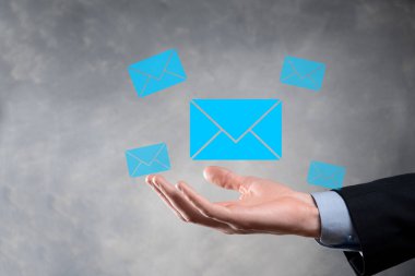 İş adamı elinde e-posta simgesi ile bizimle iletişim kurar ve kişisel bilgilerinizi spam postalarından korur. Müşteri hizmetleri çağrı merkezi bizimle iletişim kurar.