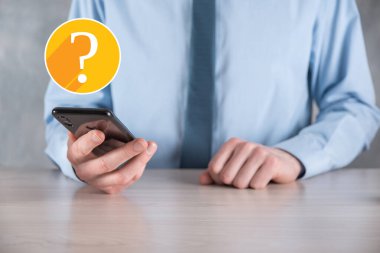 Soru işareti. Uzun gölgeli koyu arkaplan düz simgeler üzerinde 3D soyut.. Sembol sor. Yardım desteği, faq problem sembolü, eğitim kavramını düşünün, kafa karıştırıcı arama illüstrasyonu veya arkaplan.