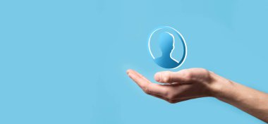 İşadamı elinde kullanıcı erkek, kadın 3D tarzında bir ikon tutuyor. İnternet simgeleri arayüzü önplanı. genel ağ medya kavramı