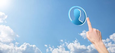 İşadamı elinde kullanıcı erkek, kadın 3D tarzında bir ikon tutuyor. İnternet simgeleri arayüzü önplanı. genel ağ medya kavramı