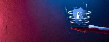 Siber güvenlik ağı. Asma kilit simgesi ve internet teknolojisi ağı. Kişisel bilgileri ve sanal arayüzü koruyan bir iş adamı. Veri koruma gizlilik kavramı. GDPR. AB. Dijital suç.