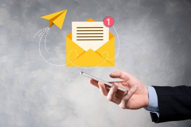 İş adamı elinde e-posta simgesi ile bizimle iletişim kurar ve kişisel bilgilerinizi spam postalarından korur. Müşteri hizmetleri çağrı merkezi bizimle iletişim kurar.