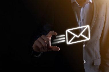 E-posta pazarlama ve bülten konsepti. Haber bülteni e-postası ile bizimle irtibata geçin ve kişisel bilgilerinizi posta konseptinden koruyun. İş dünyasındaki doğrudan satışların şeması. E- posta için istemci listesi