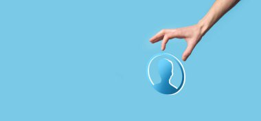 İşadamı elinde kullanıcı erkek, kadın 3D tarzında bir ikon tutuyor. İnternet simgeleri arayüzü önplanı. genel ağ medya kavramı