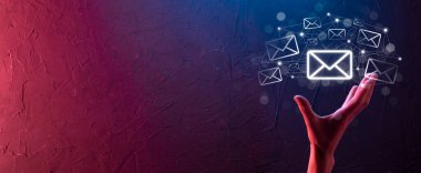 E-posta pazarlama ve bülten konsepti. Haber bülteni e-postası ile bizimle irtibata geçin ve kişisel bilgilerinizi posta konseptinden koruyun. İş dünyasındaki doğrudan satışların şeması. E- posta için istemci listesi