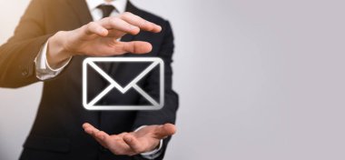 Erkek el ele tutuşan mektup simgesi, e- posta simgeleri. Haber bülteni e- postası ile bizimle iletişime geçin ve kişisel bilgilerinizi spam postasından koruyun. Müşteri hizmetleri çağrı merkezi bizimle bağlantı kurar. E- posta pazarlama ve haber bülteni.