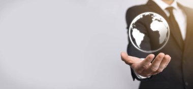 Dünya ikonu dijital küreyi tutan iş adamı.