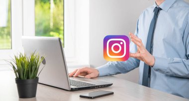 Onok, Ukrayna - 14 Temmuz 2021: İşadamı elinde, tıklama, INSTAGRAM simgesi tutuyor. Sosyal ağ. Küresel ağ ve veri müşteri bağlantısı. Uluslararası ağ