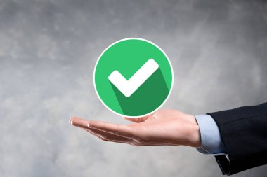 Elinizde yeşil simge işareti, İşaretle İşaretle İşaretle İşaretle işareti, sağ işaret, çember yeşil işaretleme düğmesi, tamam. Koyu arkaplan üzerinde. Banner. Boşluğu kopyala.