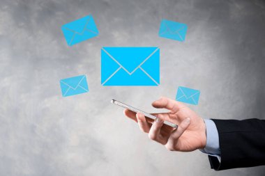 İş adamı elinde e-posta simgesi ile bizimle iletişim kurar ve kişisel bilgilerinizi spam postalarından korur. Müşteri hizmetleri çağrı merkezi bizimle iletişim kurar.