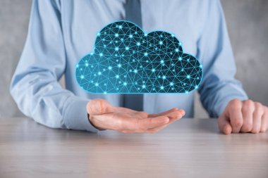 İş adamı bulut simgesini tutar. Bulut hesaplama konsepti - akıllı telefonu buluta bağlar. Akıllı telefon ile ağ bilgi teknolojisi uzmanı. Büyük veri kavramı. Düşük poligonal, çokgen.