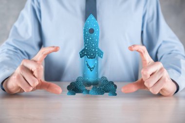 Girişim konsepti, elinde simge olan İşadamı roketi fırlatıyor ve ekrandan koyu arkaplanda ağ bağlantısı ile yükseliyor. Düşük poligon.Kâr, artış, gelişme.