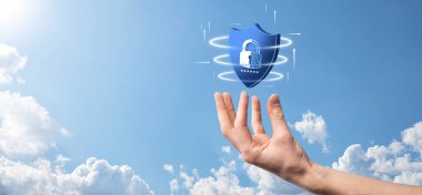 Siber güvenlik ağı. Asma kilit simgesi ve internet teknolojisi ağı. Kişisel bilgileri ve sanal arayüzü koruyan bir iş adamı. Veri koruma gizlilik kavramı. GDPR. AB. Dijital suç.