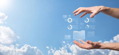 Girişimci el, yenilikçi yazılım geliştirme, zayıf proje yönetim aracını gösteren sanal modern bilgisayar üzerinde tahta çerçeve kullanıyor. Belge Yönetim Sistemi DMS.