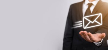 E-posta pazarlama ve bülten konsepti. Haber bülteni e-postası ile bizimle irtibata geçin ve kişisel bilgilerinizi posta konseptinden koruyun. İş dünyasındaki doğrudan satışların şeması. E- posta için istemci listesi