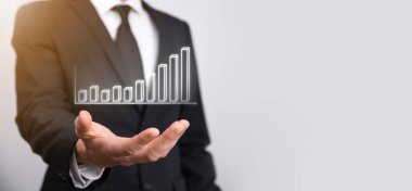 Grafik büyümesi ve işletmelerinde grafik pozitif göstergelerin artması işadamı. Yatırım konsepti. Satış verileri ve ekonomik, strateji ve planlama, Dijital pazarlama ve borsa analizi..