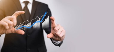 Grafik büyümesi ve işletmelerinde grafik pozitif göstergelerin artması işadamı. Yatırım konsepti. Satış verileri ve ekonomik, strateji ve planlama, Dijital pazarlama ve borsa analizi..