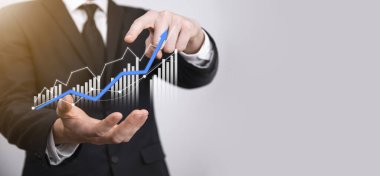 Grafik büyümesi ve işletmelerinde grafik pozitif göstergelerin artması işadamı. Yatırım konsepti. Satış verileri ve ekonomik, strateji ve planlama, Dijital pazarlama ve borsa analizi..