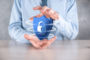 Siber güvenlik ağı. Asma kilit simgesi ve internet teknolojisi ağı. Kişisel bilgileri ve sanal arayüzü koruyan bir iş adamı. Veri koruma gizlilik kavramı. GDPR. AB. Dijital suç.