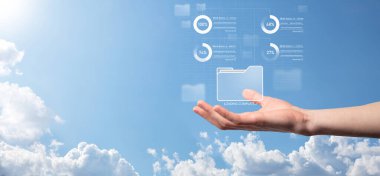 Girişimci el, yenilikçi yazılım geliştirme, zayıf proje yönetim aracını gösteren sanal modern bilgisayar üzerinde tahta çerçeve kullanıyor. Belge Yönetim Sistemi DMS.