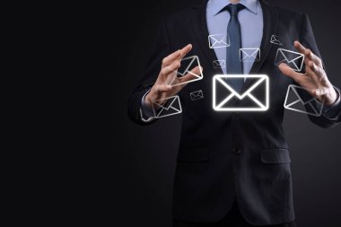 E-posta pazarlama ve bülten konsepti. Haber bülteni e-postası ile bizimle irtibata geçin ve kişisel bilgilerinizi posta konseptinden koruyun. İş dünyasındaki doğrudan satışların şeması. E- posta için istemci listesi