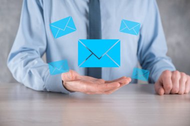 İş adamı elinde e-posta simgesi ile bizimle iletişim kurar ve kişisel bilgilerinizi spam postalarından korur. Müşteri hizmetleri çağrı merkezi bizimle iletişim kurar.