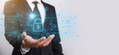 Siber güvenlik ağı. Asma kilit simgesi ve internet teknolojisi ağı. Tablet ve sanal arayüzde veri kişisel bilgilerini koruyan bir iş adamı. Veri koruma gizlilik kavramı. GDPR. AB.