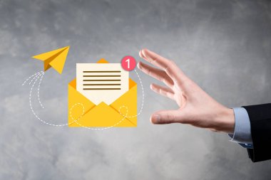 İş adamı elinde e-posta simgesi ile bizimle iletişim kurar ve kişisel bilgilerinizi spam postalarından korur. Müşteri hizmetleri çağrı merkezi bizimle iletişim kurar.