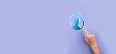 İşadamı elinde kullanıcı erkek, kadın 3D tarzında bir ikon tutuyor. İnternet simgeleri arayüzü önplanı. genel ağ medya kavramı