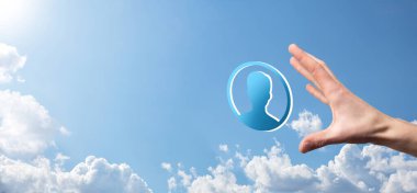 İşadamı elinde kullanıcı erkek, kadın 3D tarzında bir ikon tutuyor. İnternet simgeleri arayüzü önplanı. genel ağ medya kavramı