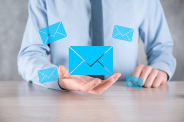 İş adamı elinde e-posta simgesi ile bizimle iletişim kurar ve kişisel bilgilerinizi spam postalarından korur. Müşteri hizmetleri çağrı merkezi bizimle iletişim kurar.