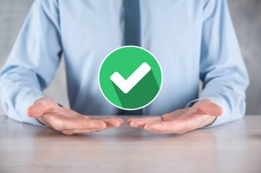 Elinizde yeşil simge işareti, İşaretle İşaretle İşaretle İşaretle işareti, sağ işaret, çember yeşil işaretleme düğmesi, tamam. Koyu arkaplan üzerinde. Banner. Boşluğu kopyala.