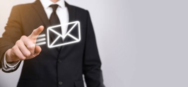 E-posta pazarlama ve bülten konsepti. Haber bülteni e-postası ile bizimle irtibata geçin ve kişisel bilgilerinizi posta konseptinden koruyun. İş dünyasındaki doğrudan satışların şeması. E- posta için istemci listesi