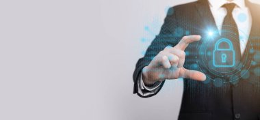 Siber güvenlik ağı. Asma kilit simgesi ve internet teknolojisi ağı. Tablet ve sanal arayüzde veri kişisel bilgilerini koruyan bir iş adamı. Veri koruma gizlilik kavramı. GDPR. AB.