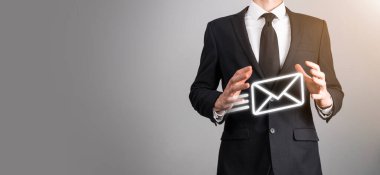 E-posta pazarlama ve bülten konsepti. Haber bülteni e-postası ile bizimle irtibata geçin ve kişisel bilgilerinizi posta konseptinden koruyun. İş dünyasındaki doğrudan satışların şeması. E- posta için istemci listesi