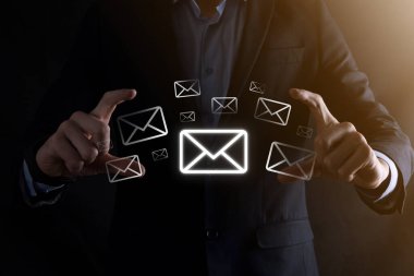 E-posta pazarlama ve bülten konsepti. Haber bülteni e-postası ile bizimle irtibata geçin ve kişisel bilgilerinizi posta konseptinden koruyun. İş dünyasındaki doğrudan satışların şeması. E- posta için istemci listesi