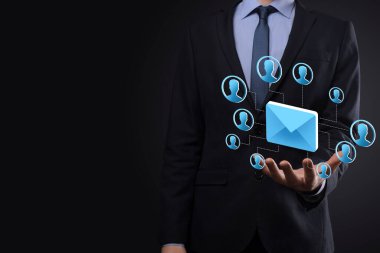 E- posta ve kullanıcı simgesi, imza, sembol pazarlama ya da bülten konsepti, diyagram. E- posta gönderme. Posta ve SMS pazarlama kavramı. İş dünyasında doğrudan satış şeması. E- posta için istemci listesi