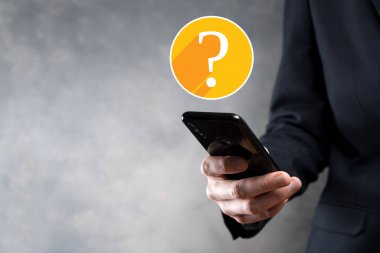 Soru işareti. Uzun gölgeli koyu arkaplan düz simgeler üzerinde 3D soyut.. Sembol sor. Yardım desteği, faq problem sembolü, eğitim kavramını düşünün, kafa karıştırıcı arama illüstrasyonu veya arkaplan.