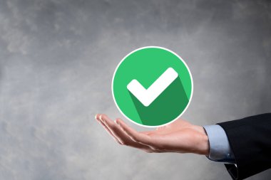 Elinizde yeşil simge işareti, İşaretle İşaretle İşaretle İşaretle işareti, sağ işaret, çember yeşil işaretleme düğmesi, tamam. Koyu arkaplan üzerinde. Banner. Boşluğu kopyala.