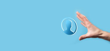 İşadamı elinde kullanıcı erkek, kadın 3D tarzında bir ikon tutuyor. İnternet simgeleri arayüzü önplanı. genel ağ medya kavramı