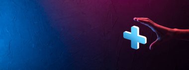 İş adamı elinde 3D artı simge tutuyor, elinde tuttuğu adam kar, fayda, gelişme, artı işareti ile temsil edilen CSR gibi olumlu şeyler öneriyor..