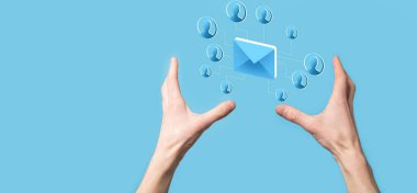 E- posta ve kullanıcı simgesi, imza, sembol pazarlama ya da bülten konsepti, diyagram. E- posta gönderme. Posta ve SMS pazarlama kavramı. İş dünyasında doğrudan satış şeması. E- posta için istemci listesi