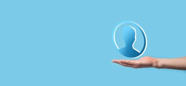 İşadamı elinde kullanıcı erkek, kadın 3D tarzında bir ikon tutuyor. İnternet simgeleri arayüzü önplanı. genel ağ medya kavramı