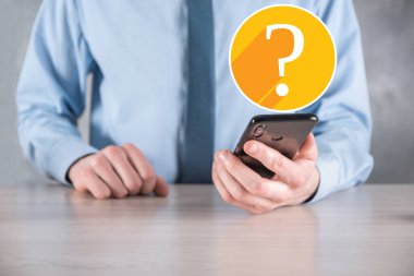 Soru işareti. Uzun gölgeli koyu arkaplan düz simgeler üzerinde 3D soyut.. Sembol sor. Yardım desteği, faq problem sembolü, eğitim kavramını düşünün, kafa karıştırıcı arama illüstrasyonu veya arkaplan.