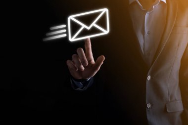 E-posta pazarlama ve bülten konsepti. Haber bülteni e-postası ile bizimle irtibata geçin ve kişisel bilgilerinizi posta konseptinden koruyun. İş dünyasındaki doğrudan satışların şeması. E- posta için istemci listesi